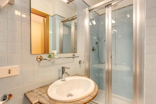 Flower Garden Hotel - image 8