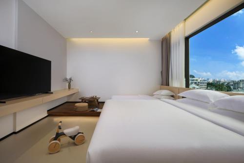 1 king bed, 1 twin bed