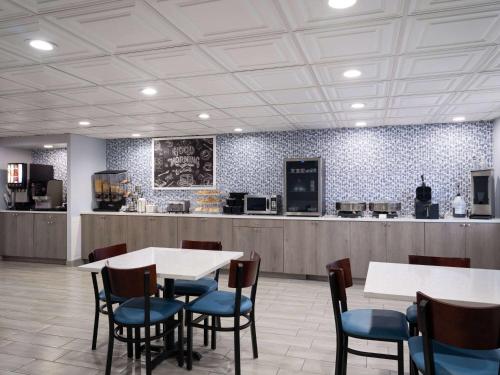 Best Western Woodstock Inn - image 2
