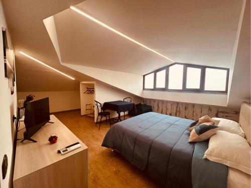 1 queen bed, 1 twin bed