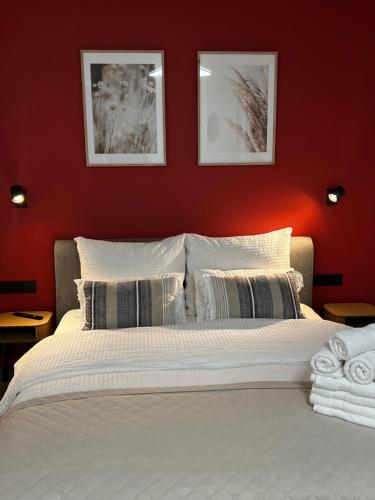 1 queen bed, 1 sofa bed