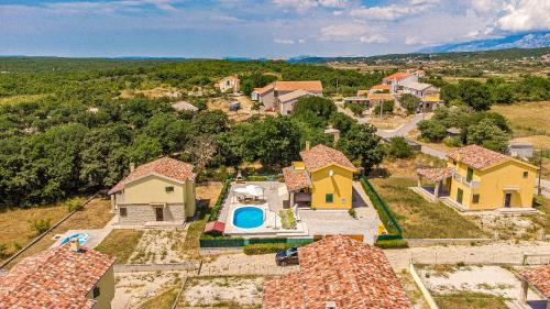 Ferienhaus Sonnenliebe mit Pool bei Zadar in Radovin