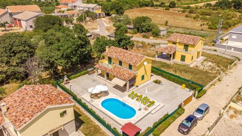 Ferienhaus Sonnenliebe mit Pool bei Zadar in Radovin
