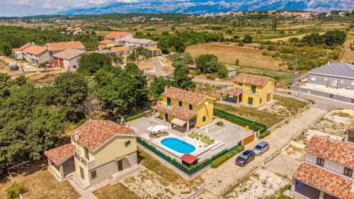 Ferienhaus Sonnenliebe mit Pool bei Zadar in Radovin
