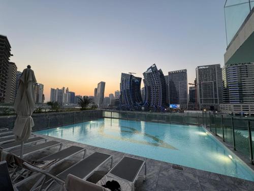 Burj Khalifa Poolview 1BR Apartment for 4 people, Dubai (foto 7)