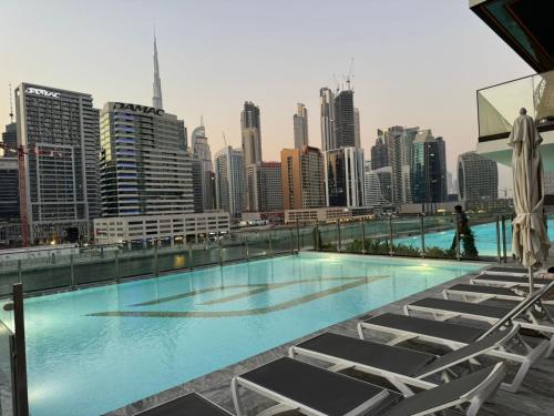 Burj Khalifa Poolview 1BR Apartment for 4 people, Dubai
