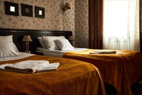 2 twin beds