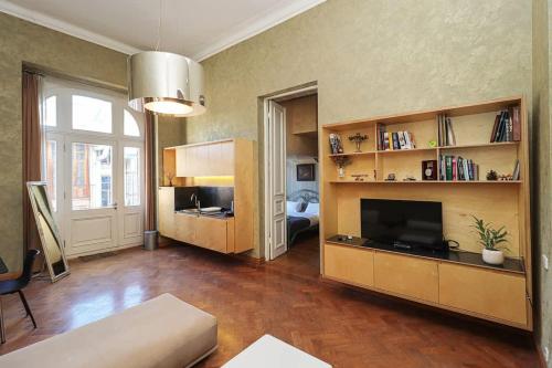1-BR Apt in Central Tbilisi by Wehost, Tbilisi City (photo 3)