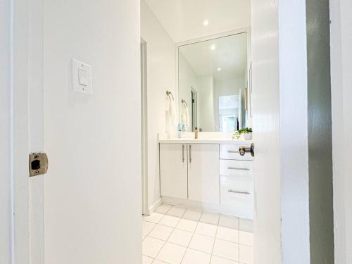 Serene 1-BR Haven Near Ocean Views - VE4-VE, Los Angeles (photo 6)