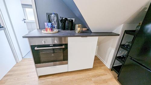 ALFA Stuttgart 3BR 5 Beds Netflix INET EBK Wasen Apartment nahe Daimler l Bathroom l Kitchen l WIFI & SmartTV l 3 Zimmer 5 Betten l Küche l Duschbad, Stuttgart (photo 10)