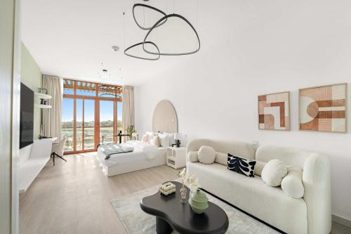 Silkhaus Vacation Homes Cozy Beach View Studio in Palm Views West, Dubaj
