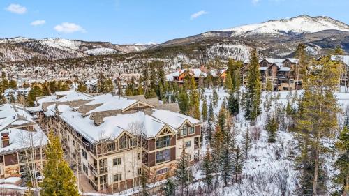 Ski In Out Breckenridge Condo with Shared Hot Tubs in Four O'Clock