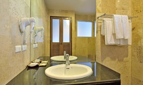 Lanta Sand Resort & Spa Room Type - Deluxe Double or Twin Room with Pool Access