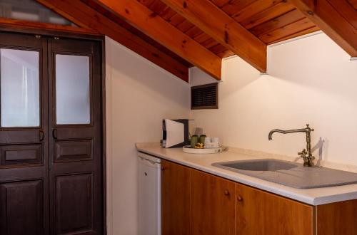 Suite - Top Floor image 9