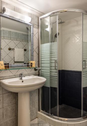Twin Room image 5