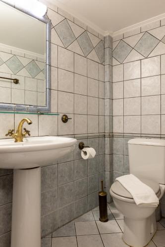 Twin Room image 9