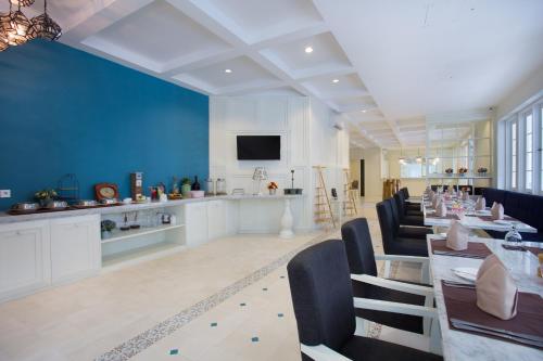 Restaurant, Amalfi Hotel Seminyak near Potato Head Beach Club