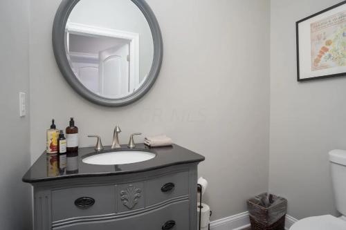 Beautiful 4 Bedroom House Near Downtown Columbus with Garage Parking and Backyard in Columbus, USA