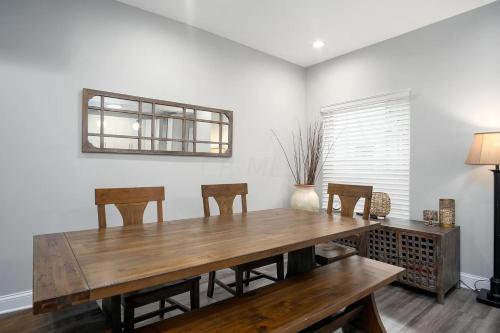 Beautiful 4 Bedroom House Near Downtown Columbus with Garage Parking and Backyard