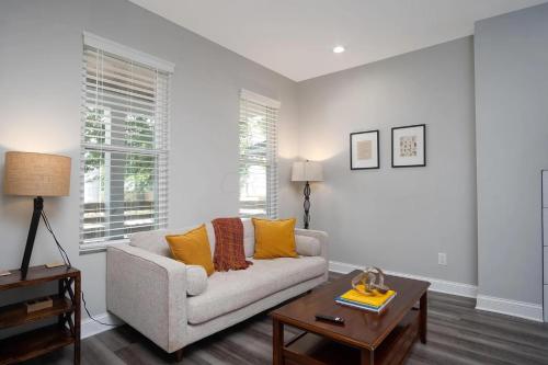 Beautiful 4 Bedroom House Near Downtown Columbus with Garage Parking and Backyard in Columbus, USA