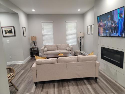 Beautiful 4 Bedroom House Near Downtown Columbus with Garage Parking and Backyard in Columbus, USA
