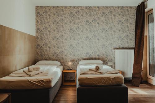 2 bedrooms, 6 beds