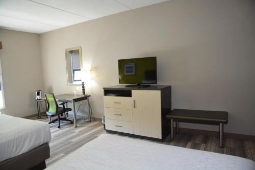 Suite - Hearing Accessible - Non-Smoking