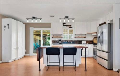 Kitchen, Western style pool home, 4 bedroom and large yard in Apple Valley (CA)