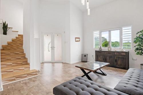 Luxury Villa w pool, ELEVATOR, ocean views, 5 mins to beach