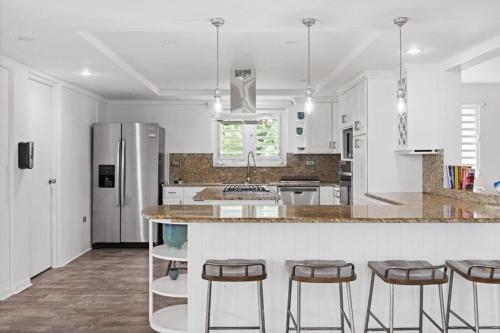 Luxury Villa w pool, ELEVATOR, ocean views, 5 mins to beach