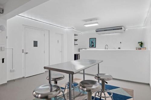 Luxury Villa w pool, ELEVATOR, ocean views, 5 mins to beach