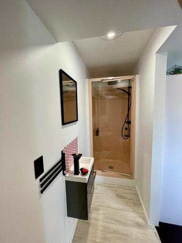 Zuhanyzó, Domeczech Off-Grid Charm in Dargaville