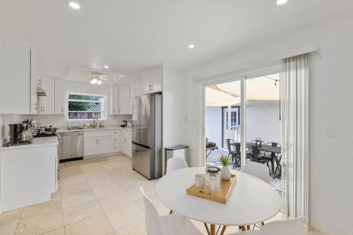 廚房, Molivu Homes 3BR - NewRemodel, PetFriendly, Yard in 洛思加圖斯