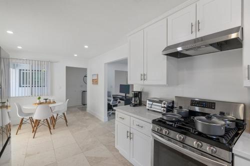 廚房, Molivu Homes 3BR - NewRemodel, PetFriendly, Yard in 洛思加圖斯