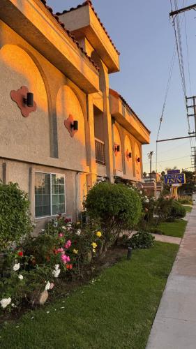 Orange Tustin Inn in Orange - image 11