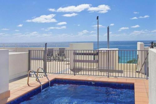 'Coastal Nest' Elegant Pad with Million-dollar Views - image 11