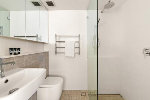 'Coastal Nest' Elegant Pad with Million-dollar Views - image 5