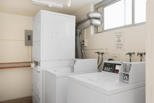 'Coastal Nest' Elegant Pad with Million-dollar Views - image 14