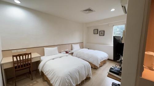 2 twin beds