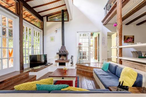 Casa dos Pássaros na areia a 20m da Praia da Baleia com 1 dormitório e 3 suítes com ar condicionado, wifi, smart tv, cozinha completa e churrasqueira