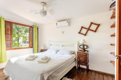 Casa dos Pássaros na areia a 20m da Praia da Baleia com 1 dormitório e 3 suítes com ar condicionado, wifi, smart tv, cozinha completa e churrasqueira