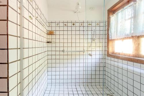 Casa dos Pássaros na areia a 20m da Praia da Baleia com 1 dormitório e 3 suítes com ar condicionado, wifi, smart tv, cozinha completa e churrasqueira