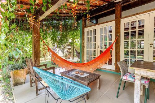 Casa dos Pássaros na areia a 20m da Praia da Baleia com 1 dormitório e 3 suítes com ar condicionado, wifi, smart tv, cozinha completa e churrasqueira