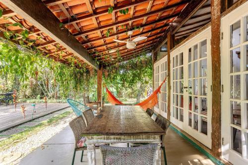 Casa dos Pássaros na areia a 20m da Praia da Baleia com 1 dormitório e 3 suítes com ar condicionado, wifi, smart tv, cozinha completa e churrasqueira