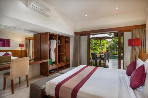 Garden Three-Bedroom Villa with Private Pool image 4