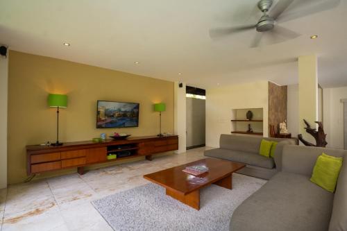 Garden Three-Bedroom Villa with Private Pool image 8