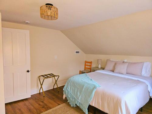 Cozy Coastal Cottage - image 4
