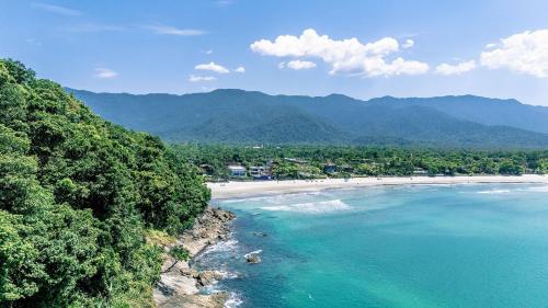 Casa dos Pássaros na areia a 20m da Praia da Baleia com 1 dormitório e 3 suítes com ar condicionado, wifi, smart tv, cozinha completa e churrasqueira