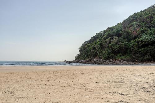 Casa dos Pássaros na areia a 20m da Praia da Baleia com 1 dormitório e 3 suítes com ar condicionado, wifi, smart tv, cozinha completa e churrasqueira
