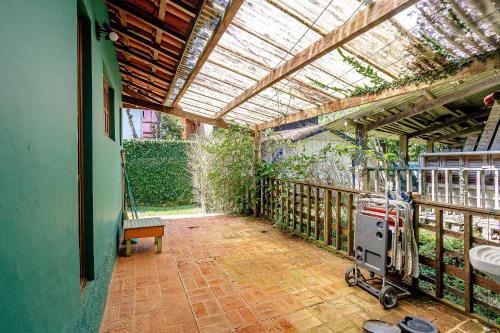 Casa dos Pássaros na areia a 20m da Praia da Baleia com 1 dormitório e 3 suítes com ar condicionado, wifi, smart tv, cozinha completa e churrasqueira